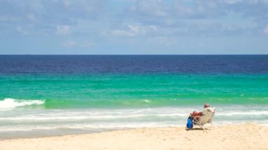 Phuket plaj denizi, yaz aylarında deniz manzarası. Karon Sahili, Phuket, Tayland 'da. 4K UHD, Video Klibi.