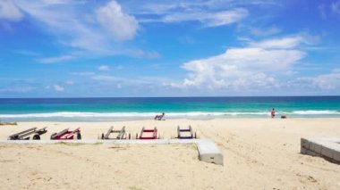 Phuket plaj denizi, yaz aylarında deniz manzarası. Karon Sahili, Phuket, Tayland 'da. 4K UHD, Video Klibi.