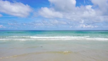 Phuket plaj denizi, yaz aylarında deniz manzarası. Karon Sahili, Phuket, Tayland 'da. 4K UHD, Video Klibi.