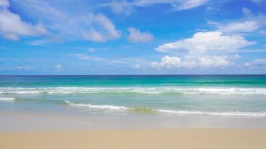 Phuket plaj denizi, yaz aylarında deniz manzarası. Karon Sahili, Phuket, Tayland 'da. 4K UHD, Video Klibi.