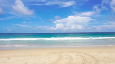 Phuket plaj denizi, yaz aylarında deniz manzarası. Karon Sahili, Phuket, Tayland 'da. 4K UHD, Video Klibi.