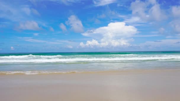 プーケットビーチの海 夏には太陽の光でビーチの海の景色 タイのプーケット島 カロンビーチで Uhd ビデオクリップ — ストック動画