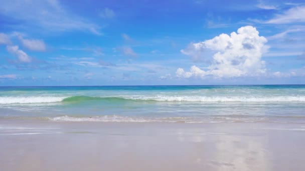 プーケットビーチの海 夏には太陽の光でビーチの海の景色 タイのプーケット島 カロンビーチで Uhd ビデオクリップ — ストック動画