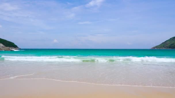 プーケットビーチの海 夏には太陽の光でビーチの海の景色 タイのプーケット島 カロンビーチで Uhd ビデオクリップ — ストック動画
