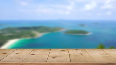 Açık deniz arka planında ahşap masa.