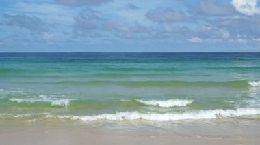 Phuket plaj denizi, yaz aylarında deniz manzarası. Karon Sahili, Phuket, Tayland 'da. 4K UHD, Video Klibi.