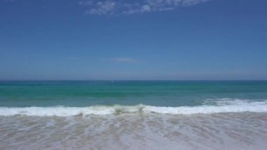 Phuket plaj denizi, yaz aylarında deniz manzarası. Karon Sahili, Phuket, Tayland 'da. 4K UHD, Video Klibi.