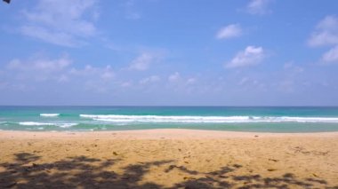 Phuket plaj denizi, yaz aylarında deniz manzarası. Karon Sahili, Phuket, Tayland 'da. 4K UHD, Video Klibi.