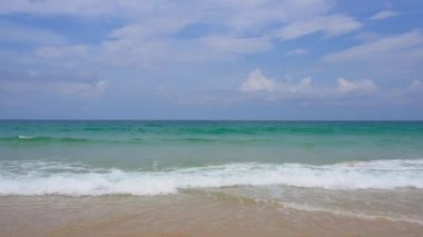 Phuket plaj denizi, yaz aylarında deniz manzarası. Karon Sahili, Phuket, Tayland 'da. 4K UHD, Video Klibi.