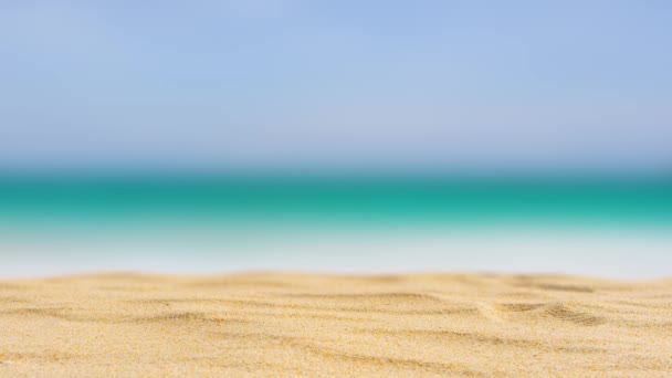 美しいビーチの砂のテクスチャ上のぼかし海の背景 — ストック動画