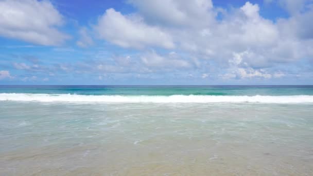 プーケットビーチの海 夏には太陽の光でビーチの海の景色 タイのプーケット島 カロンビーチで Uhd ビデオクリップ — ストック動画