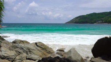 Phuket plaj denizi, yaz aylarında deniz manzarası. Karon Sahili, Phuket, Tayland 'da. 4K UHD, Video Klibi.