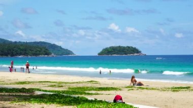 Phuket plaj denizi, yaz aylarında deniz manzarası. Karon Sahili, Phuket, Tayland 'da. 4K UHD, Video Klibi.
