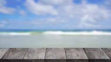 Sahildeki ahşap masa desenini kapat. Mavi arka plan.