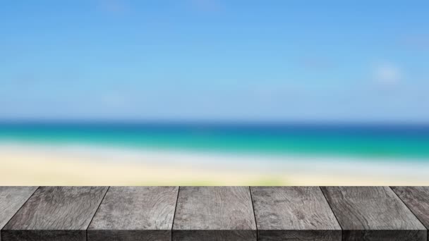 Закрыть Верхний Рисунок Деревянного Стола Пляжном Морском Голубом Фоне — стоковое видео