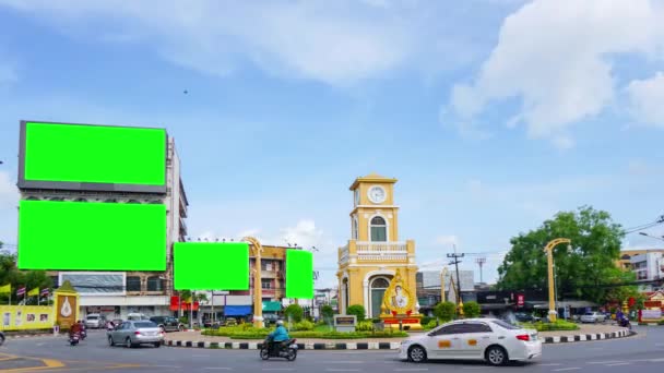 町の背景に都市のバナー緑の画面でのトラフィック プーケット旧市街で — ストック動画