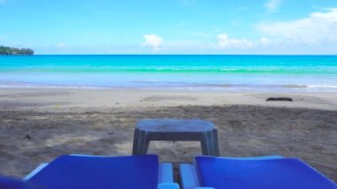 Phuket plaj denizi, yaz aylarında deniz manzarası. Karon Sahili, Phuket, Tayland 'da. 4K UHD, Video Klibi.