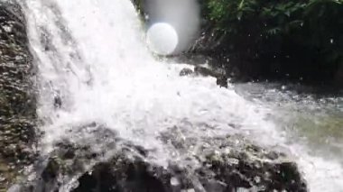 Yavaş çekim. Doğadaki şelaleyi kapatın.