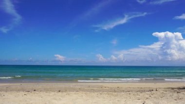 Manzara sahili denizi, Phuket sahili denizi, yaz mevsiminde kumsal denizi manzarası. Karon Sahili, Phuket, Tayland 'da. 4K UHD, Video Klibi.