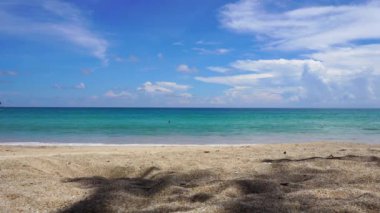Manzara sahili denizi, Phuket sahili denizi, yaz mevsiminde kumsal denizi manzarası. Karon Sahili, Phuket, Tayland 'da. 4K UHD, Video Klibi.
