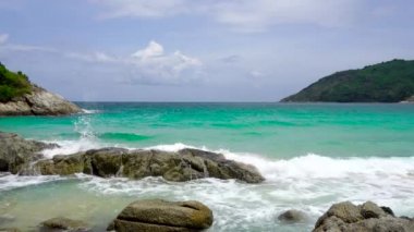 Phuket plaj denizi, yaz aylarında deniz manzarası. Phuket, Tayland 'da. 4K UHD, Video Klibi.