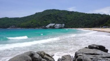 Phuket plaj denizi, yaz aylarında deniz manzarası. Phuket, Tayland 'da. 4K UHD, Video Klibi.