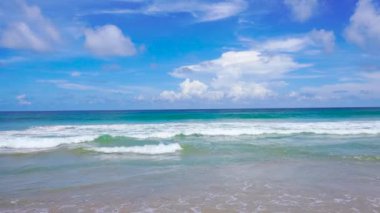 Manzara sahili denizi, Phuket sahili denizi, yaz mevsiminde kumsal denizi manzarası. Karon Sahili, Phuket, Tayland 'da. 4K UHD, Video Klibi.