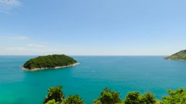 Phuket plaj denizi, yaz aylarında deniz manzarası. Phuket, Tayland 'da. 4K UHD, Video Klibi.
