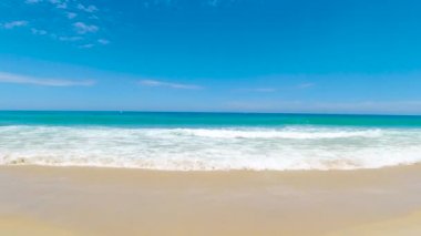 Phuket plaj denizi, yaz aylarında deniz manzarası. Karon Sahili, Phuket, Tayland 'da. 4K UHD, Video Klibi.