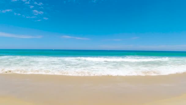 普吉海滩海 夏日阳光下海滩海的景观 在泰国普吉的卡隆海滩4K Uhd Video Clip — 图库视频影像