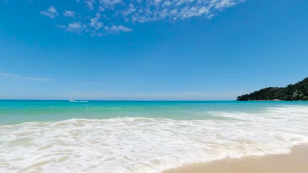 プーケットビーチの海 夏には太陽の光でビーチの海の景色 タイのプーケット島 カロンビーチで Uhd ビデオクリップ — ストック動画