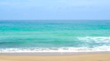 Phuket plaj denizi, yaz aylarında deniz manzarası. Karon Sahili, Phuket, Tayland 'da. 4K UHD, Video Klibi.