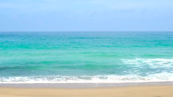 プーケットビーチの海 夏には太陽の光でビーチの海の景色 タイのプーケット島 カロンビーチで Uhd ビデオクリップ — ストック動画
