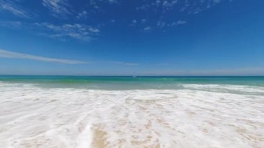 Phuket plaj denizi, yaz aylarında deniz manzarası. Karon Sahili, Phuket, Tayland 'da. 4K UHD, Video Klibi.