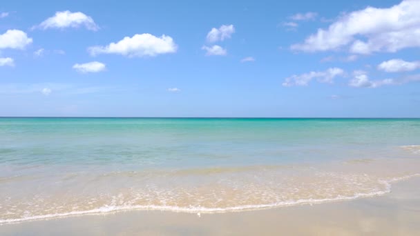 夏のビーチの砂と海 晴れた夏の日に青い空の背景とビーチと青い海の風景ビュー 2021年1月19日 自然と旅のコンセプト — ストック動画