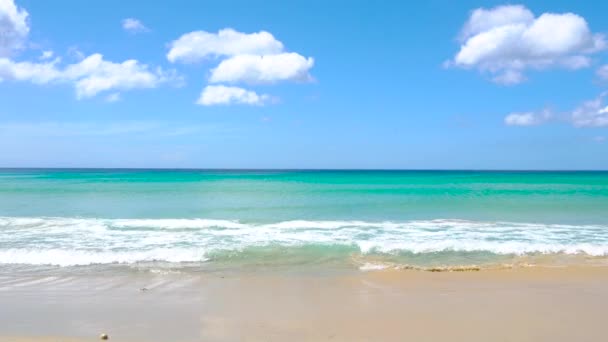 夏のビーチの砂と海 晴れた夏の日に青い空の背景とビーチと青い海の風景ビュー 2021年1月19日 自然と旅のコンセプト — ストック動画