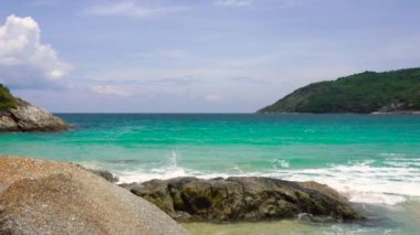 Phuket plaj denizi, yaz aylarında deniz manzarası. Karon Sahili, Phuket, Tayland 'da. 4K UHD, Video Klibi.