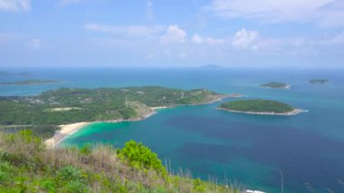 Yüksek açılı hava manzaralı deniz ve adanın manzarası