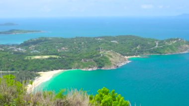 Yüksek açılı hava manzaralı deniz ve adanın manzarası