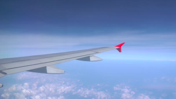飛行機の窓から角度で撮影されたビデオ映像 — ストック動画