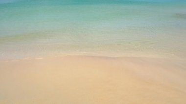 Phuket plaj denizi, yaz aylarında deniz manzarası. Karon Sahili, Phuket, Tayland 'da. 4K UHD, Video Klibi.