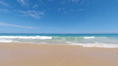 Phuket plaj denizi, yaz aylarında deniz manzarası. Karon Sahili, Phuket, Tayland 'da. 4K UHD, Video Klibi.