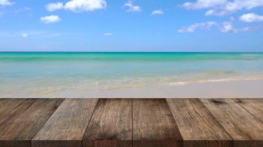 Sahilde Sahildeki Üst Ahşap Masa.