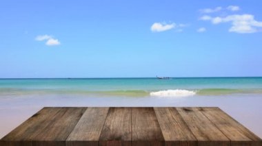 Sahilde Sahildeki Üst Ahşap Masa.