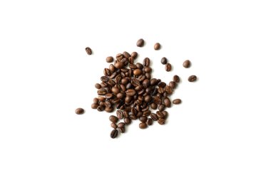 Yakın plan kahve çekirdeği beyaz arkaplanda izole edilmiş.