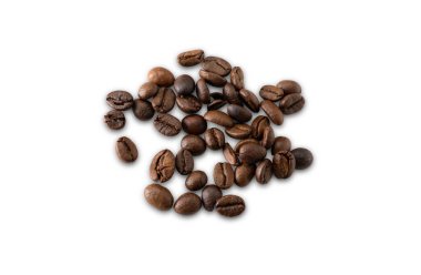 Yakın plan kahve çekirdeği beyaz arkaplanda izole edilmiş.