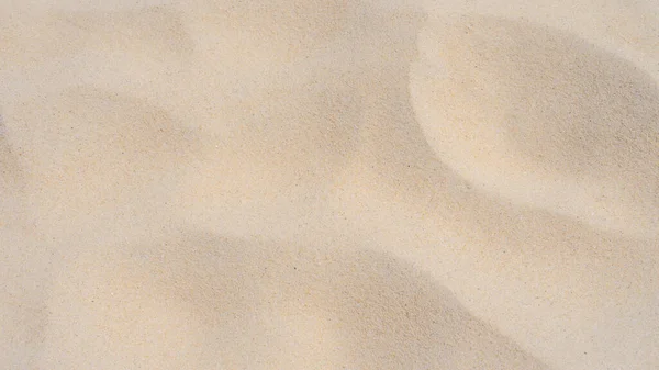 여름철 햇빛에 비치는 모래사장 배경으로 — 스톡 사진