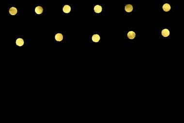 Altın konfeti siyah arkaplanda izole edildi.