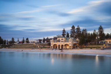 Bir yaz öğleden sonra kumsalda geç Cottesloe üzerinde ikonik Indiana çay evi. Perth, Batı Avustralya, Avustralya.