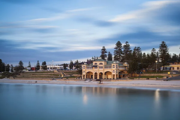 Знаменитый чайный домик Индианы на пляже Коттеслоу поздним летним вечером. Перт, Западная Австралия, Австралия . Стоковое Изображение